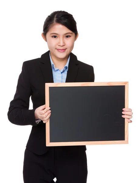 Mujer de negocios mostrando pizarra — Foto de Stock