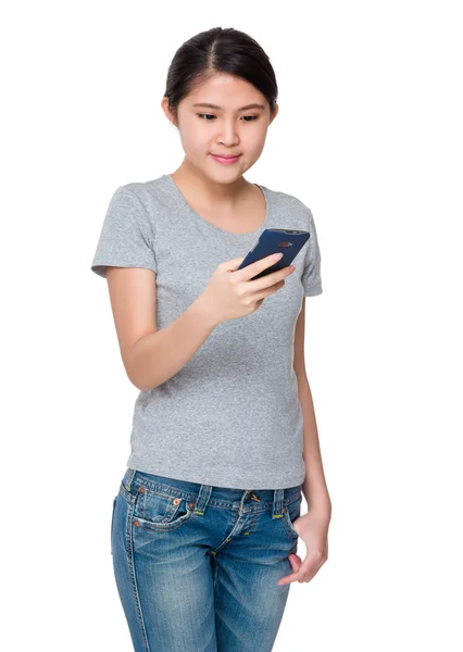 Woman using  smartphone — Stock Photo, Image