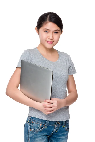 Kvinna anläggning dator — Stockfoto