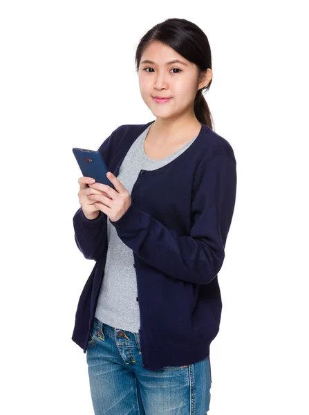 Mujer usando teléfono celular — Foto de Stock