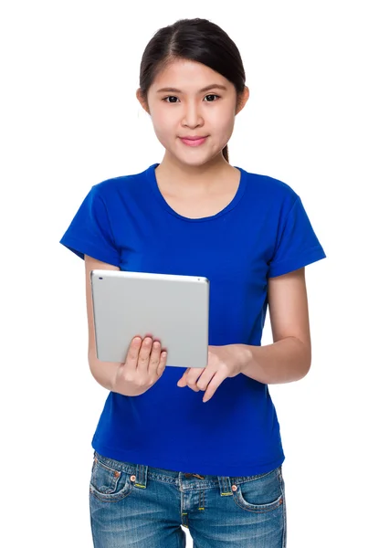 Woman using  tablet pc — Stock Photo, Image