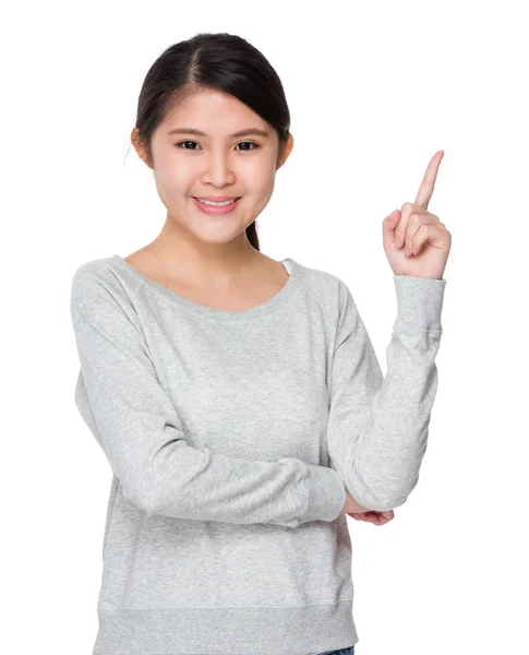 Mujer señalando con el dedo hacia arriba — Foto de Stock