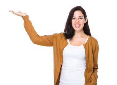 kadın bir şeyler gösteriyor