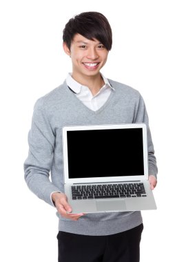 Boş ekran gösterilen genç işadamı