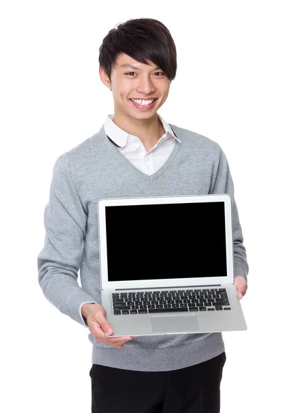 Joven hombre de negocios mostrando la pantalla en blanco — Foto de Stock