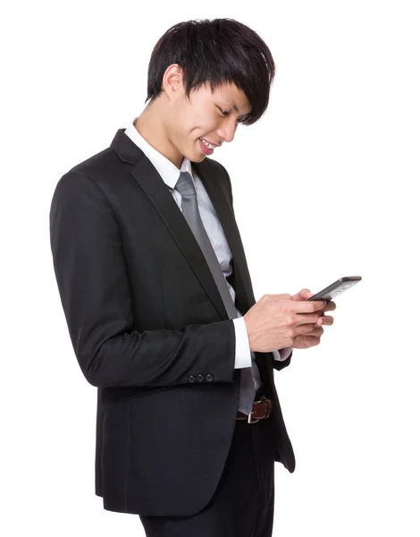 Affärsman med hjälp av mobiltelefon — Stockfoto