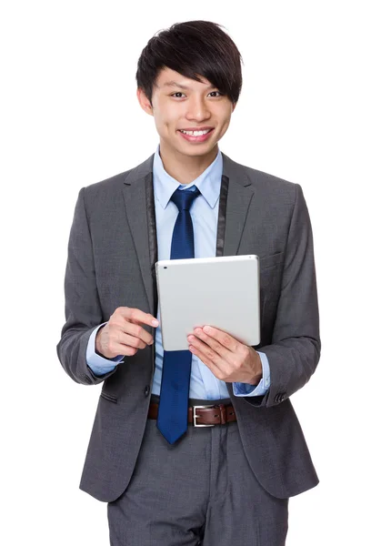 Biznesmen korzystający z tabletu — Zdjęcie stockowe