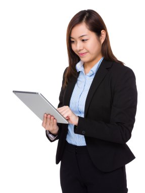 iş kadını tablet bilgisayar kullanıyor