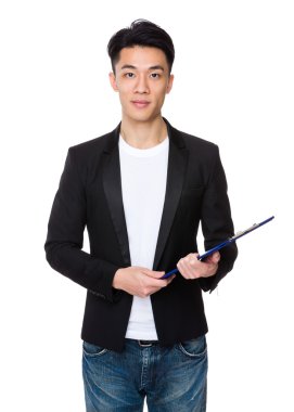 siyah ceketli genç Asyalı işadamı