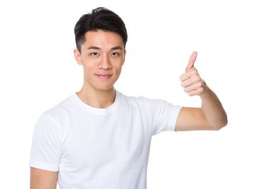 Asya genç adam beyaz t-shirt