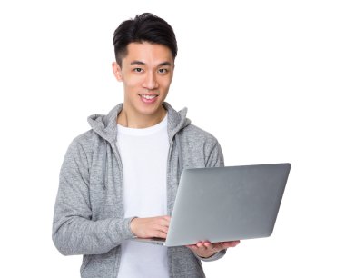 Asya genç adam gri süveterli