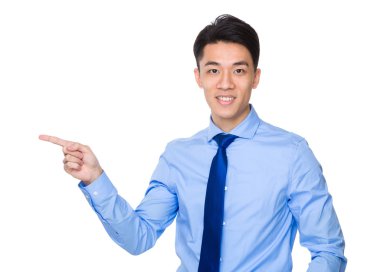 Mavi gömlekli genç Asyalı işadamı