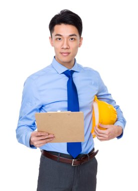 Pano ve sarı kask ile mühendis