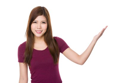 kırmızı t-shirt Asyalı genç kadın