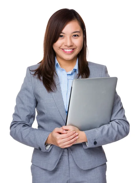 Asiática mujer de negocios celebración portátil — Foto de Stock