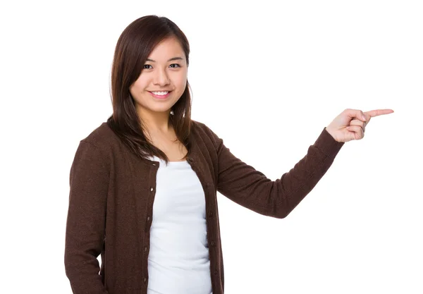 Mujer joven señalando a un lado — Foto de Stock