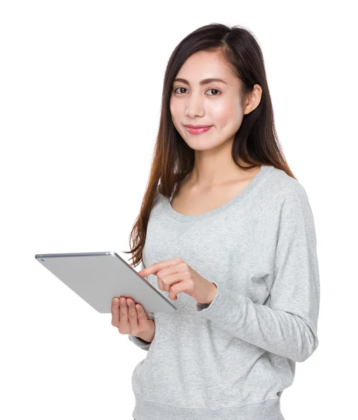 Mujer usando tableta digital —  Fotos de Stock