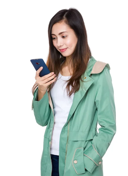 Woman using  cellphone — Stock Photo, Image