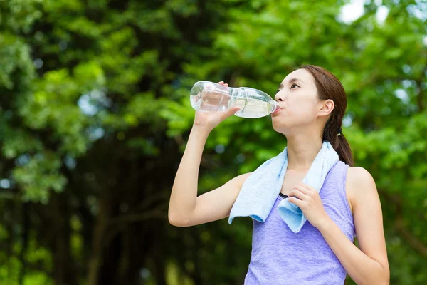 Femme avec vêtements de sport boire de l'eau — Photo