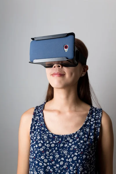 Mulher usando o dispositivo de realidade virtual — Fotografia de Stock