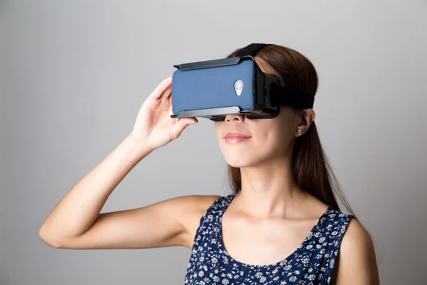 Γυναίκα, χρησιμοποιώντας τη συσκευή εικονικής πραγματικότητας — Φωτογραφία Αρχείου