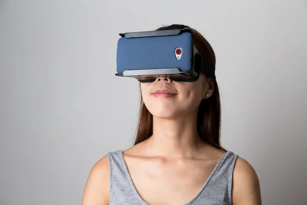 Nő a virtuális valóság eszköz használata — Stock Fotó