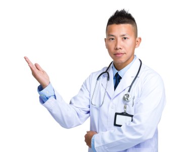 Asyalı erkek doktor beyaz ceket