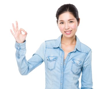 Genç Asyalı kadın kot gömlek