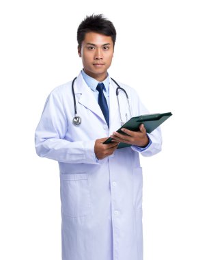 Asyalı erkek doktor beyaz ceket