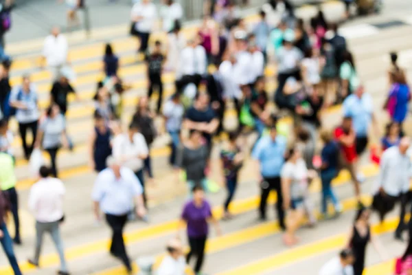 Pessoas em zebra cruzando rua movimentada — Fotografia de Stock