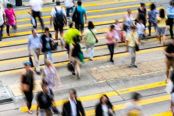 얼룩말 교차점 바쁜 거리에 사람들 — 스톡 사진