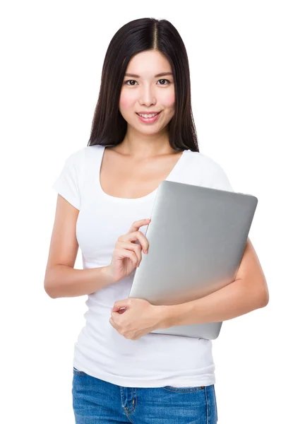 Mujer joven asiática en camiseta blanca — Foto de Stock