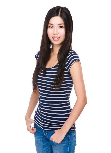 Çizgili tişört Asyalı genç kadın — Stok fotoğraf
