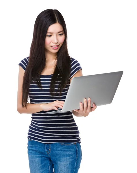 Aziatische jonge vrouw in striped t-shirt — Stockfoto