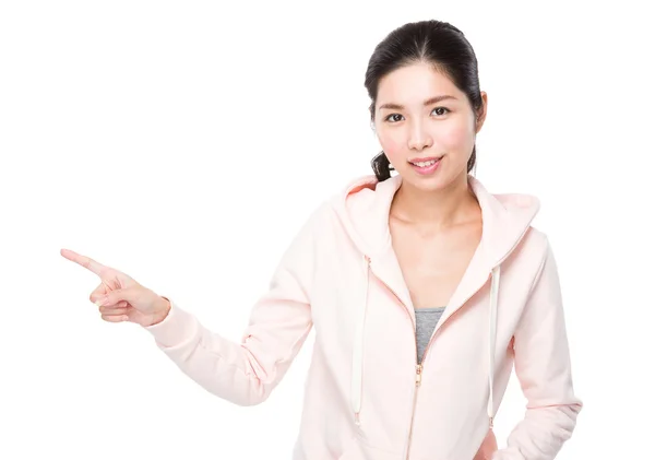 Joven asiática mujer en rosa sudadera con capucha — Foto de Stock
