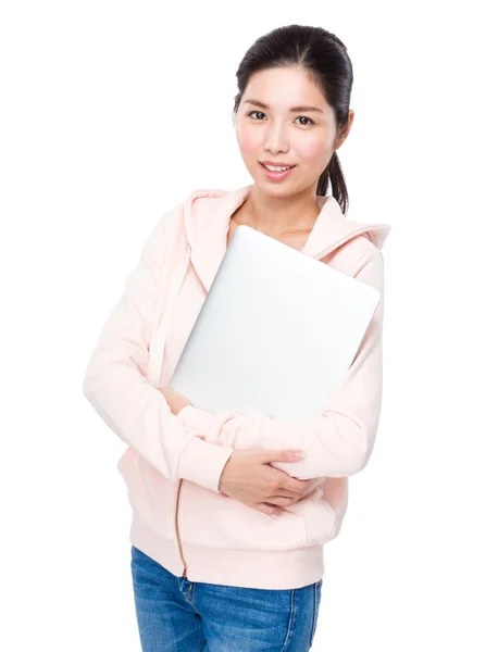 Jonge Aziatische vrouw in roze hoodie — Stockfoto
