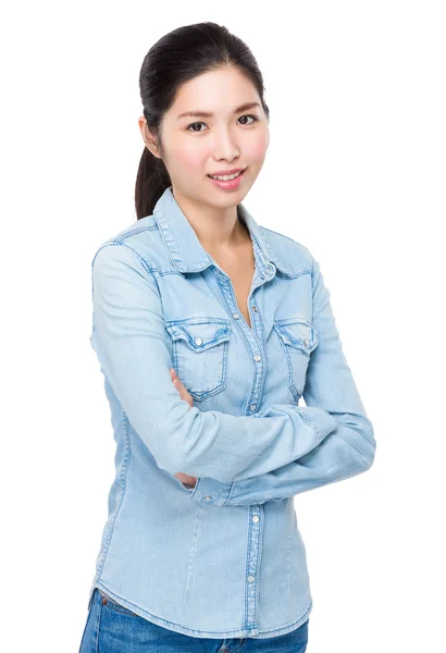 Jovem mulher asiática em jeans camisa — Fotografia de Stock