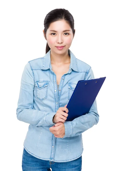 Mladá asijská žena v jeansové košile — Stock fotografie