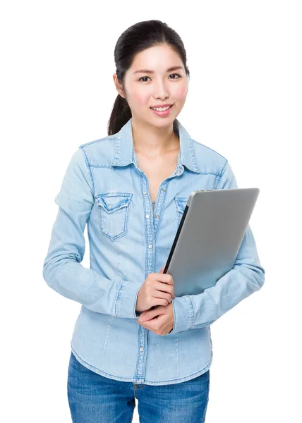 Jonge Aziatische vrouw in spijkerbroek shirt — Stockfoto