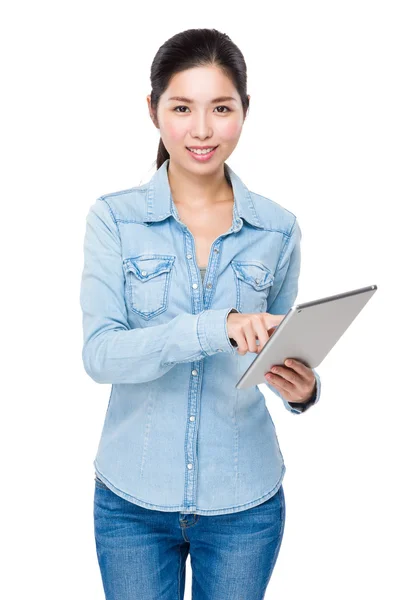 Ung asiatisk kvinna i jeans skjorta — Stockfoto