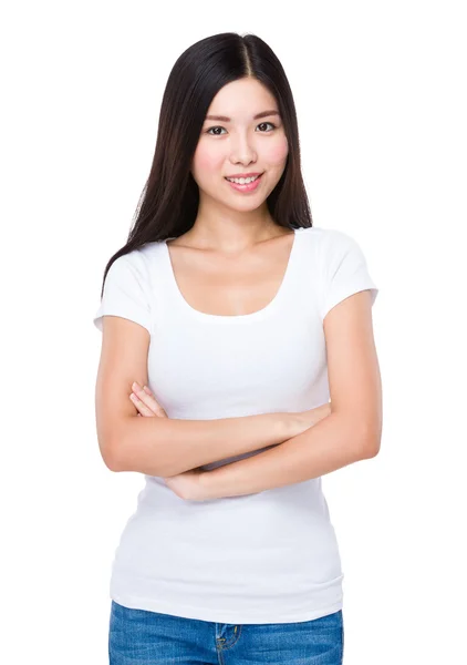 Asiatiska ung kvinna i vit t-shirt — Stockfoto