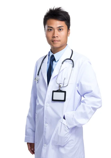 Asiatique mâle docteur en blanc manteau — Photo