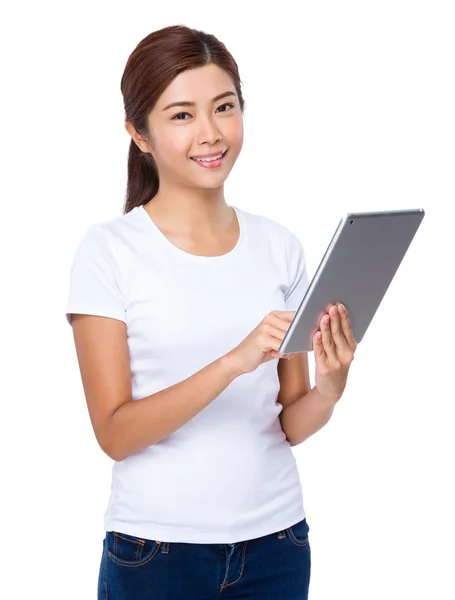 Mujer joven asiática en camiseta blanca — Foto de Stock