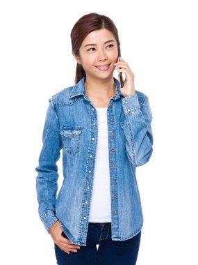 Asyalı genç kadın kot gömlek