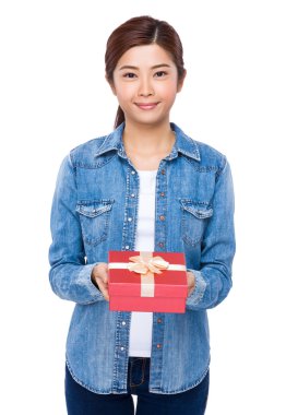 Asyalı genç kadın kot gömlek