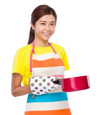 Asyalı genç ev hanımı önlük