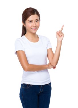 Beyaz t-shirt Asyalı genç kadın