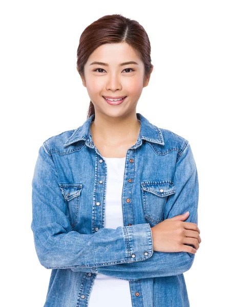 Asiatische junge Frau in Jeans-Shirt — Stockfoto