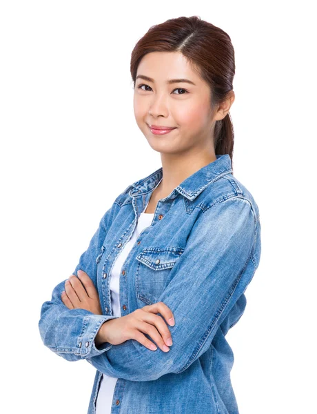 Aziatische jonge vrouw in spijkerbroek shirt — Stockfoto