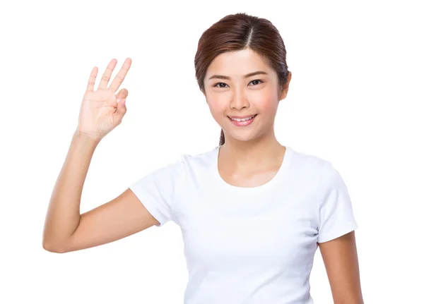 Asiatische junge Frau im weißen T-Shirt — Stockfoto